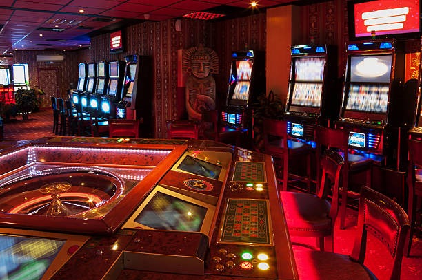 noli platform interface showing football betting, live-dealer tables, and slot games on mobile